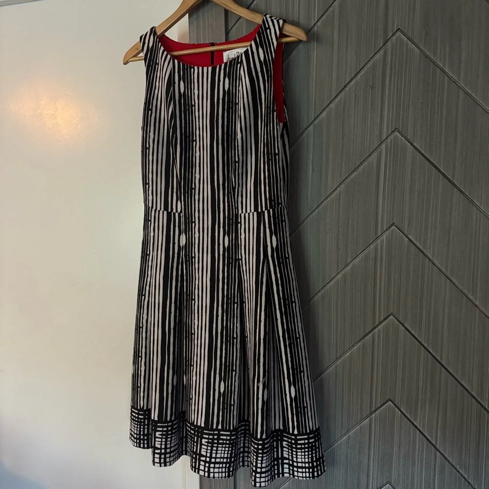 JOSEPH RIBKOFF Abstract Sleeveless Top Style Black White Striped Dress Size 10